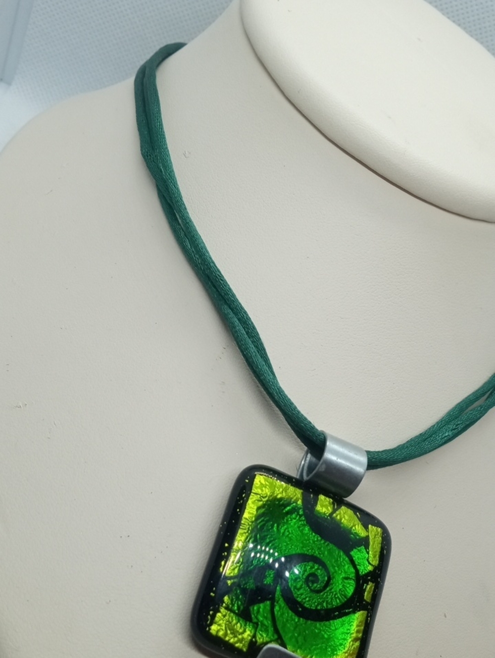 ARTISAN SQUARE GLASS NECKLACE - Picture 3 of 7